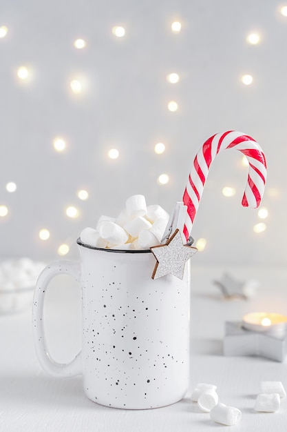 Foto coppa di cioccolato caldo o cioccolato dolce con marshmallow sopra la canna da zucchero e decorazione a forma di stella