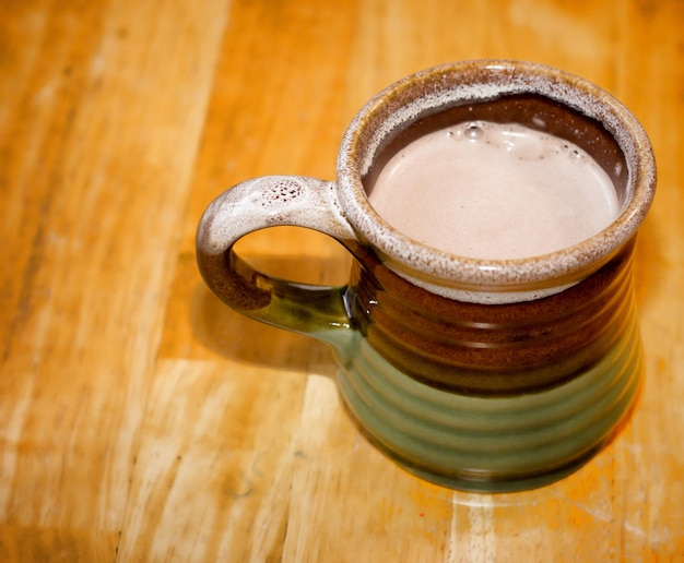 Foto una tazza di cioccolato caldo su un tavolo