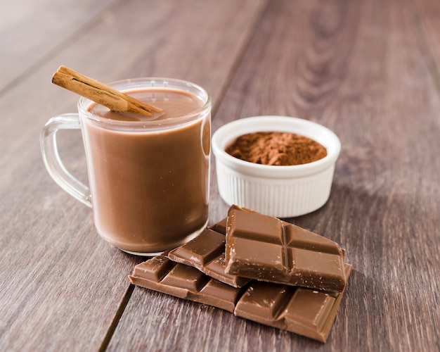 シナモンスティックとホットチョコレートのカップ