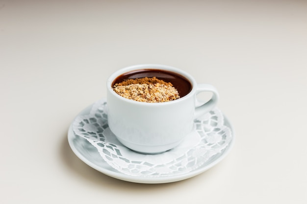 Чашка горячего шоколада с мускатным орехом и корицей