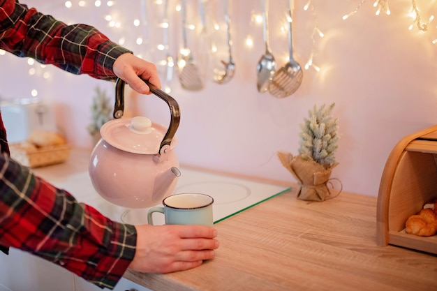 クリスマスの雰囲気の中でホットココアのカップ