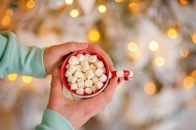 居心地の良いクリスマスの雰囲気の中でホットココアのカップ