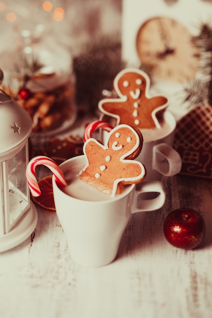 Foto tazza di cioccolata calda con biscotti e caramelle. dolce di natale