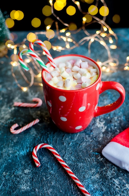 Чашка горячего какао с красивыми традиционными рождественскими пряниками в сахарной глазури