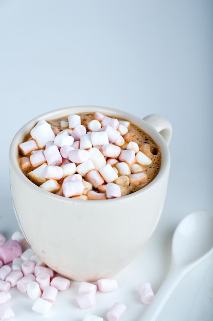Tazza di cioccolata calda con marshmallow