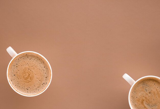 Photo cup of hot coffee as breakfast drink flatlay cups on beige background