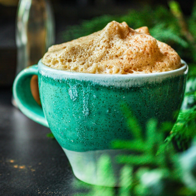 ホットコーヒー、ココアまたはホットチョコレートのカップ