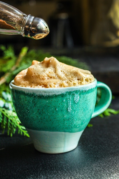 ホットコーヒー、ココアまたはホットチョコレートのカップ