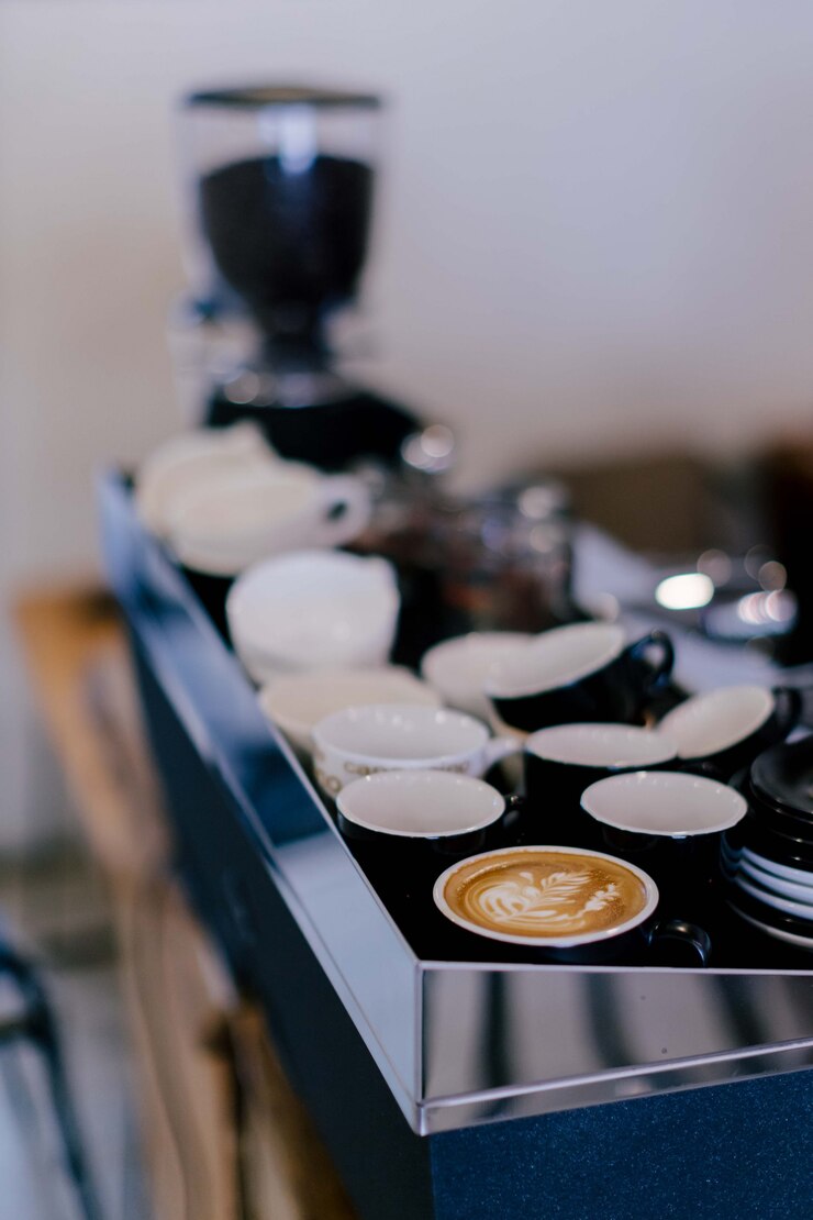 コーヒーマシンでホットコーヒーのカップ