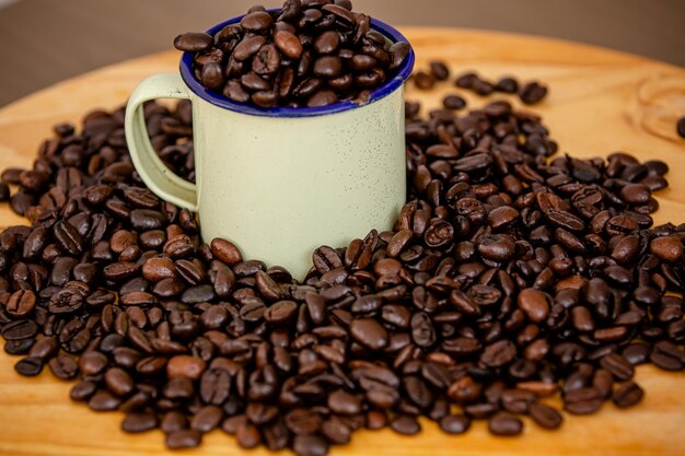 Foto tazza di caffè caldo direttamente dalla fattoria in chicchi di caffè tostato