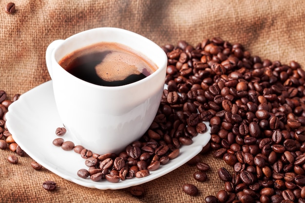 Tazza di caffè caldo in tazza bianca