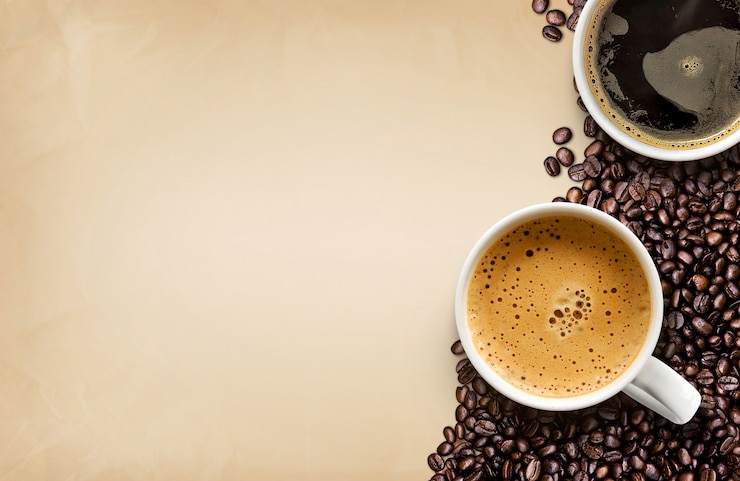 Photo cup of hot coffee with coffee beans