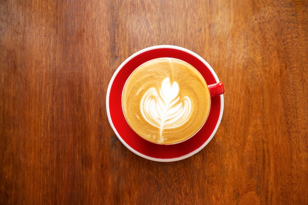 Tazza di caffè caldo con latte art in forma di foglia. bevanda preferita per freschezza e caffeina.