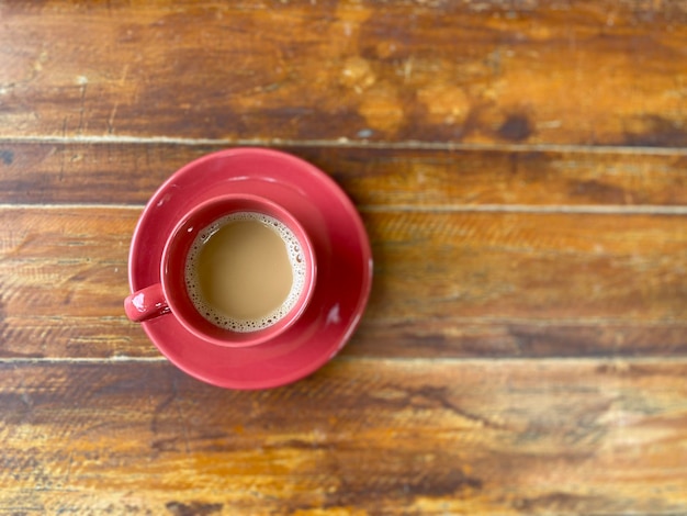 木材の背景にホット コーヒーのカップ