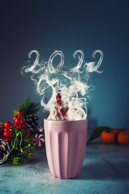 Чашка горячего напитка с дымом новогодняя концепция