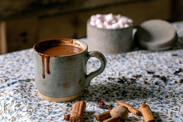 ホットスパイシーチョコレート冬の飲み物のカップ