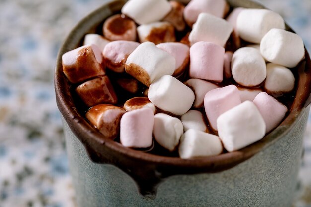 ホットスパイシーチョコレート冬の飲み物のカップ