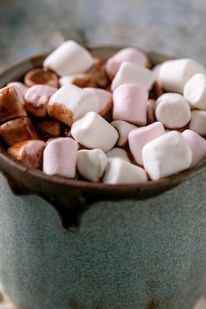 Photo cup of hot spicy chocolate winter drink