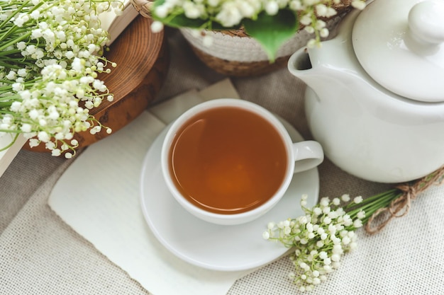 Чашка горячего чая и весенний домашний интерьер доброе утро концепция