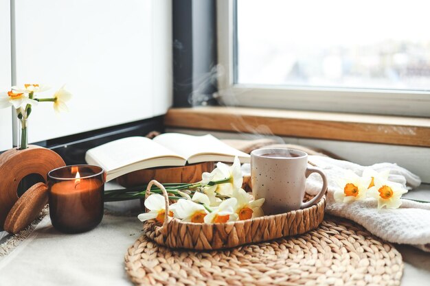 Photo cup of hot tea and spring home interior good morning concept