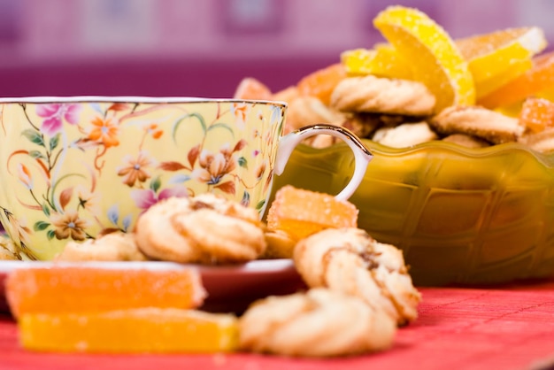 Foto tazza di tè caldo con biscotti a casa