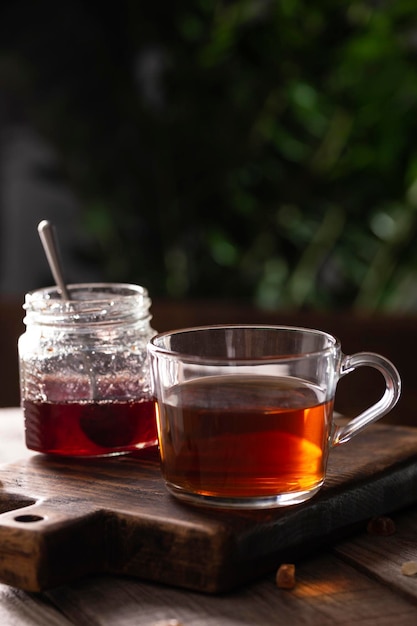 Tazza di tè caldo con lecca lecca di zucchero