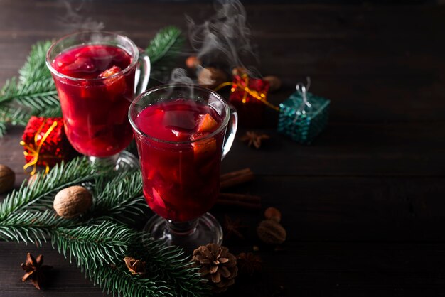 Foto tazza di vino caldo con spezie