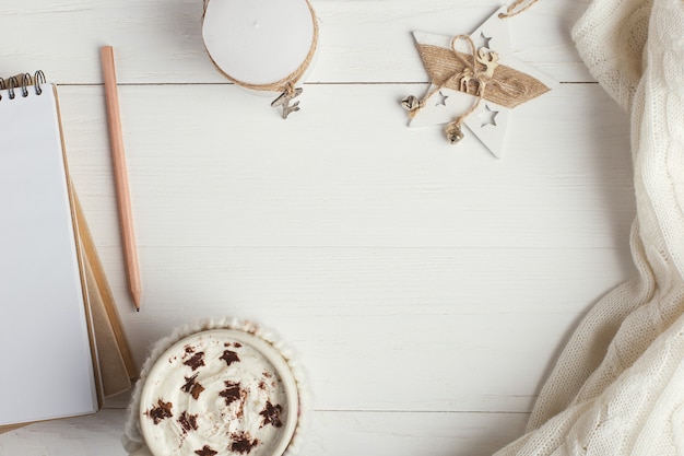 Una tazza di bevanda invernale calda, con panna montata e polvere