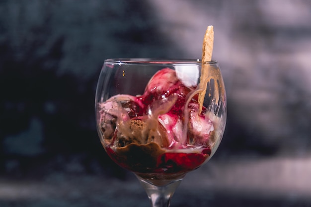 Coppa di gelato su un tavolo