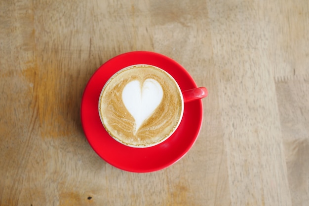 カフェで上に花の形をしたデザインのレイトコーヒー1杯
