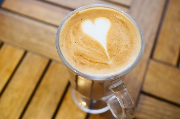 Una tazza di caffè in ritardo con il design a forma di cuore