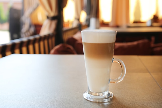 Una tazza di latte. giornata del caffè. un bicchiere di caffè.