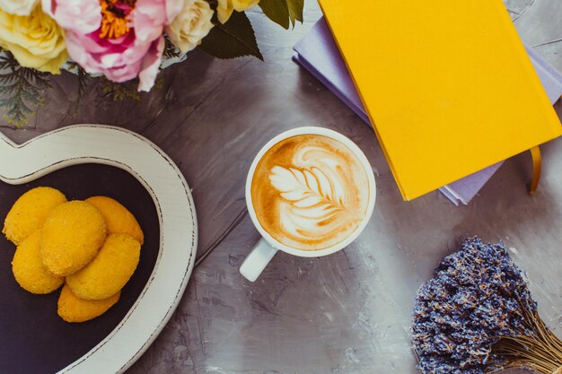 Tazza di cappuccino alla lavanda