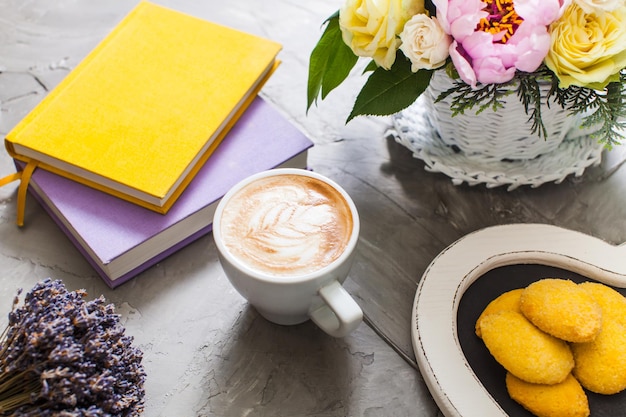 Tazza di cappuccino alla lavanda