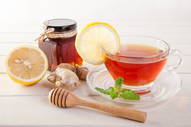 Foto tazza di tè al limone e fetta di limone