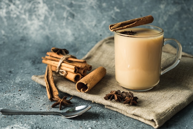 Tazza di tè masala con cannella e anice stellato