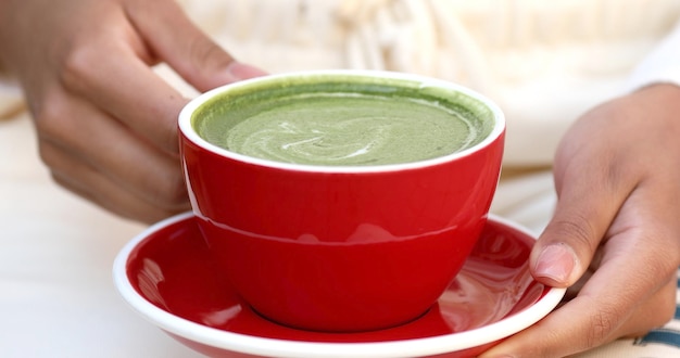 Tazza di latte matcha in un caffè.