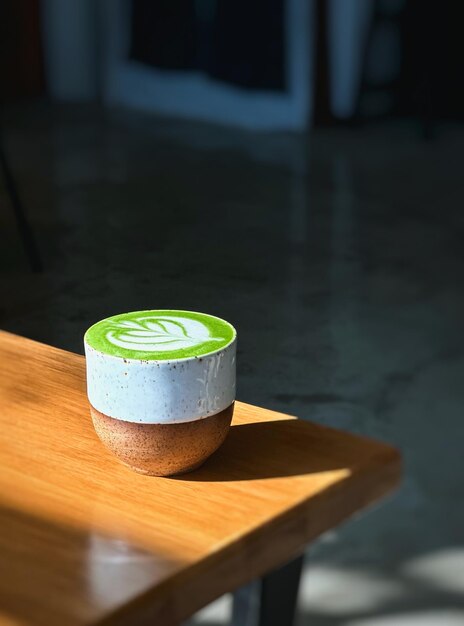 Photo cup of matcha latte green tea on wooden table