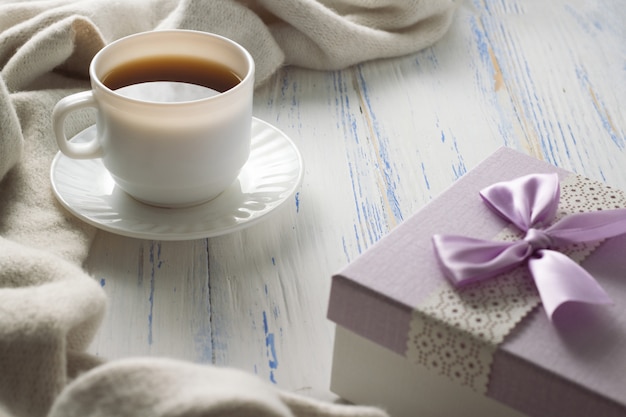 Cup met koffie, cadeau op de witte houten tafel. Concept van de lente