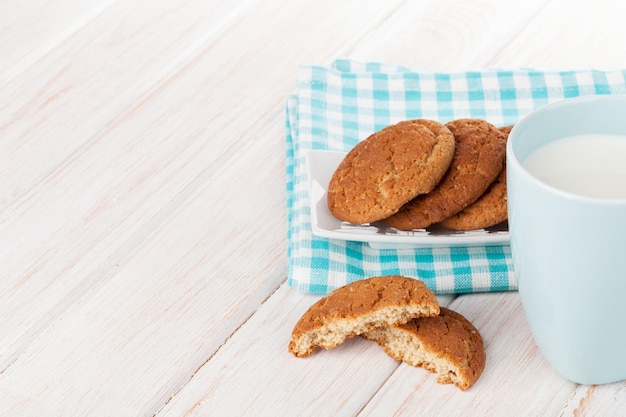 Tazza di latte e biscotti di pan di zenzero