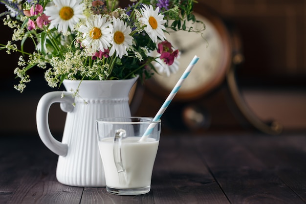 야생화의 꽃다발과 우유 한잔