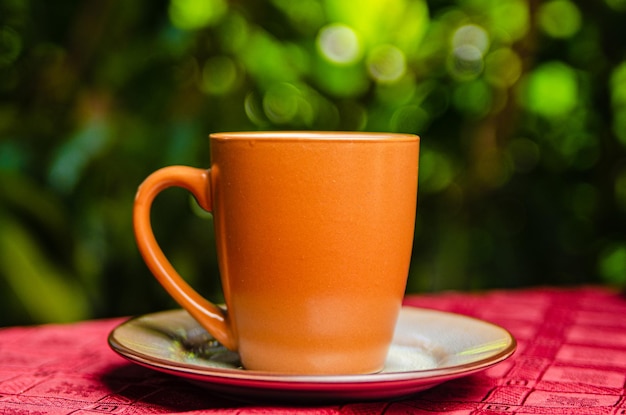 写真 焙煎したコーヒー豆とテーブルの上の茶色のコーヒー カップ