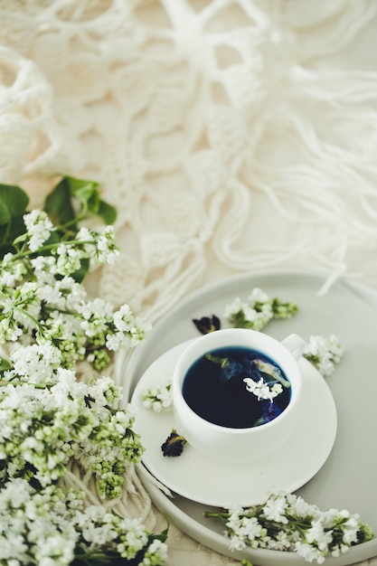 Cup of Butterfly pea tea (erwtenbloemen, blauwe erwt) voor gezond drinken, detox drinken en witte lila.