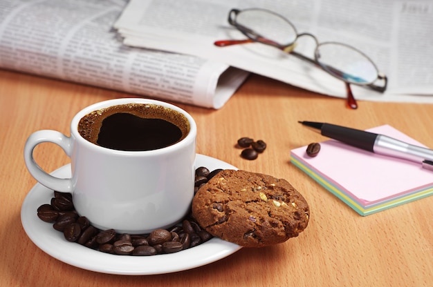 写真 一杯のコーヒーとチョコレートチップクッキー