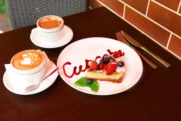 사진 카페 테이블에 있는 커피 한 잔과 맛있는 컵케이크