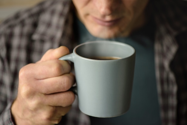 写真 男の手にコーヒー一杯