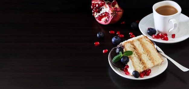 Фото Чашка кофе кусок кремового торта с черникой темный фон день святого валентина копией пространства