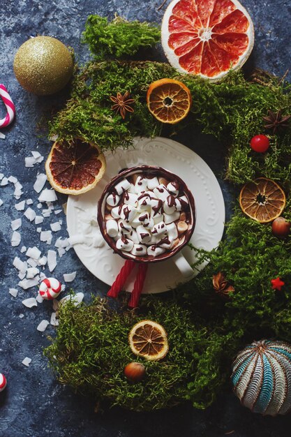 写真 マシュマロ ドライ オレンジ キャンディーとシナモン クリスマスや新年の装飾居心地の良い冬の朝トップ ビュー選択フォーカスとホット チョコレートやココアのカップ