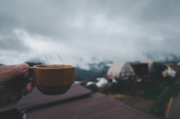 Фото Чашка горячего кофе на природе