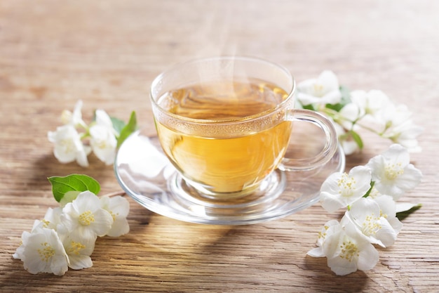 写真 一杯のジャスミン茶と新鮮なジャスミンの花